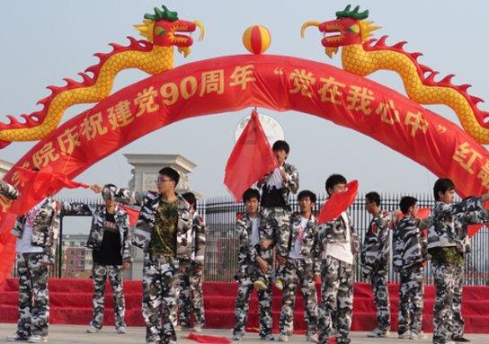 逃离废弃的卡车场